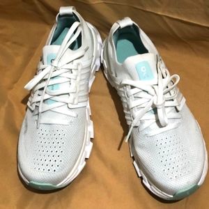 Womens sz 7 On Cloud Shoes